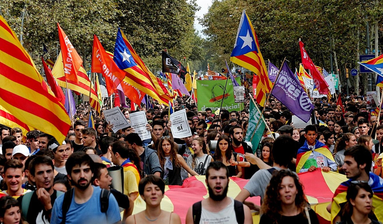 Manifestación en el centro de Barcelona por el 'derecho a decidir'. (EFE)