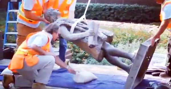 Foto: Así retiraron la estatua a Cristóbal Colón en el Grand Park de Los Ángeles. (Twitter)