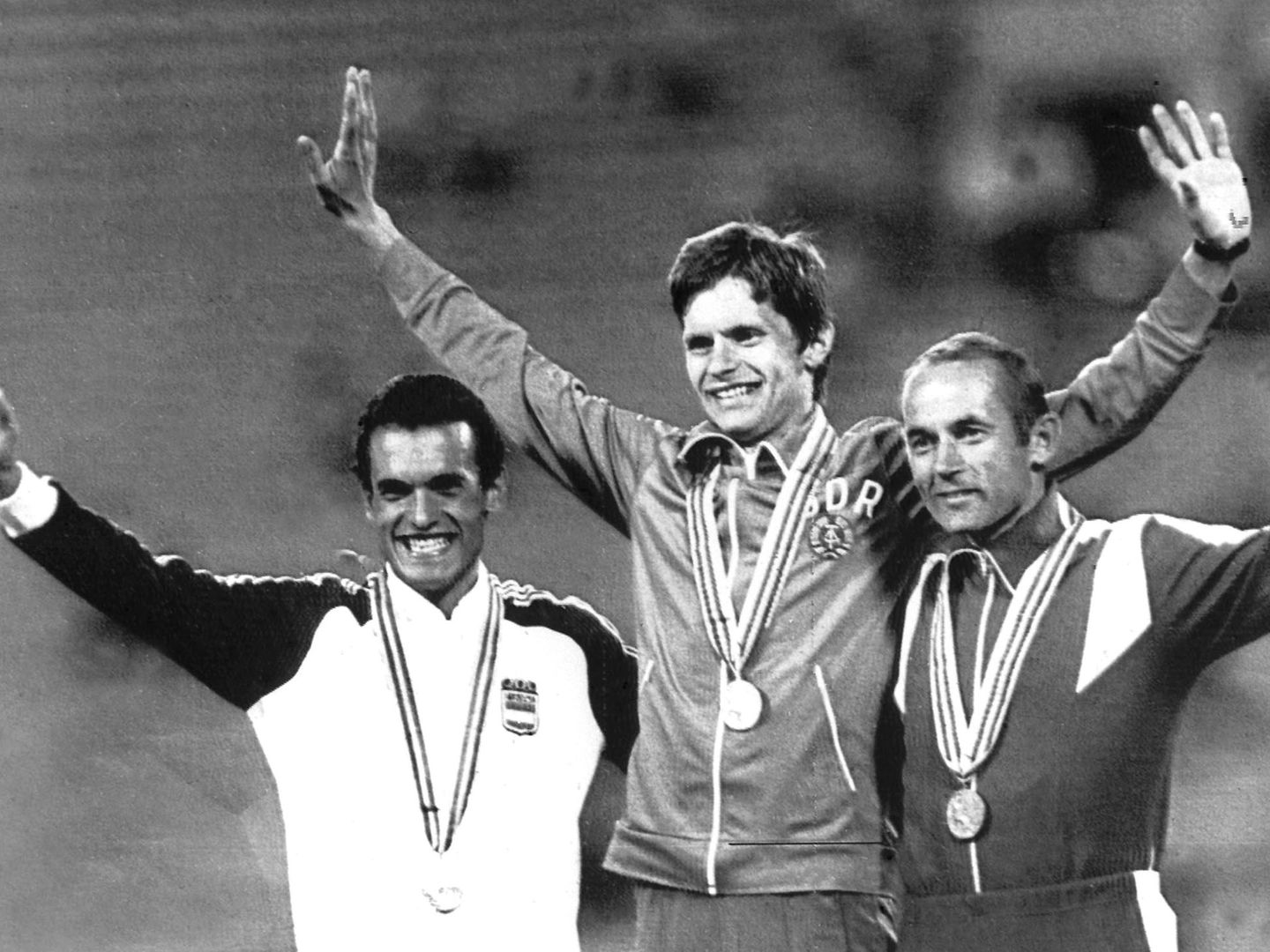 Jordi Llopart (a la izquierda) comparte el podio de Moscú 1980 con el alemán Hartwig Gauder (oro) y el ruso Yvchenko (bronce). (Efe)