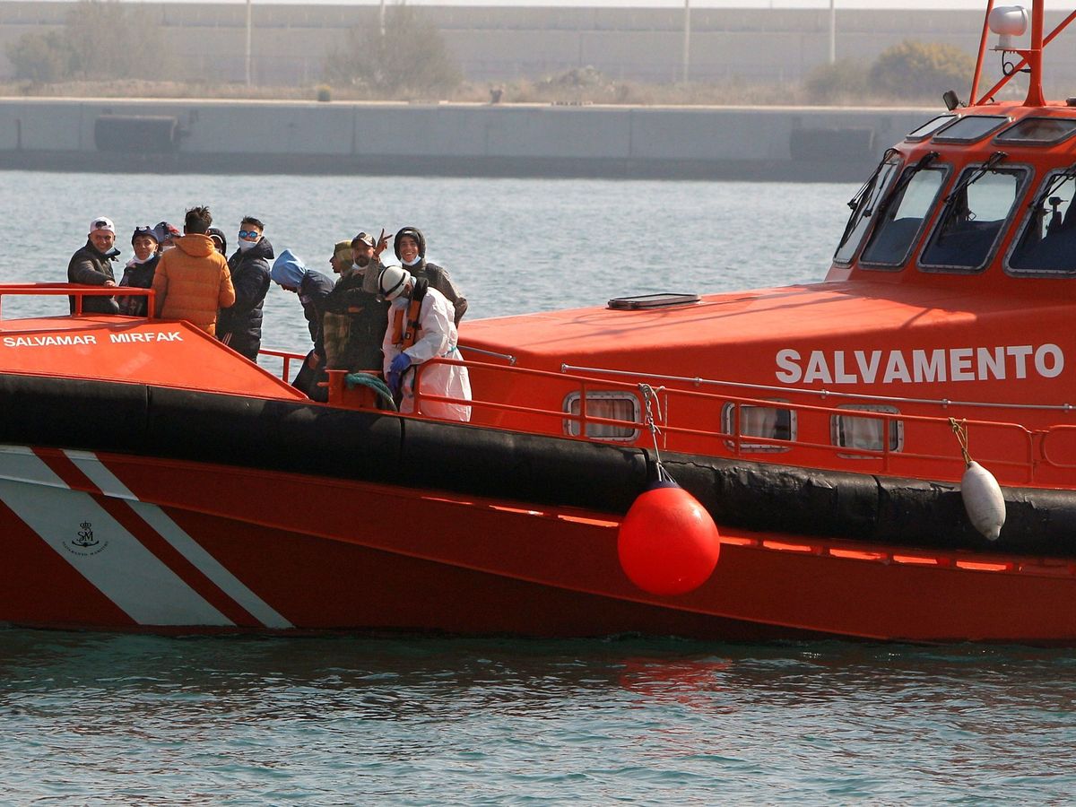 Foto: Rescate de una patera en la costa de Alicante. (EFE/Archivo/Morell)