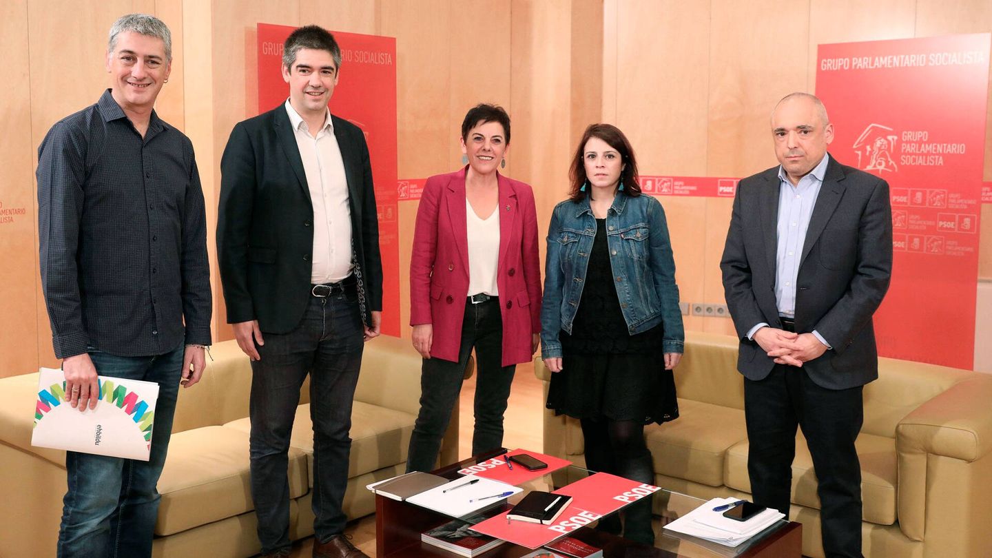Lastra (2d) y Simancas (2d), junto a Aizpurua, Matute (i), y Elejabarrieta, en un encuentro dentro de la ronda de contactos para lograr la investidura de Pedro Sánchez en 2019. (EFE)
