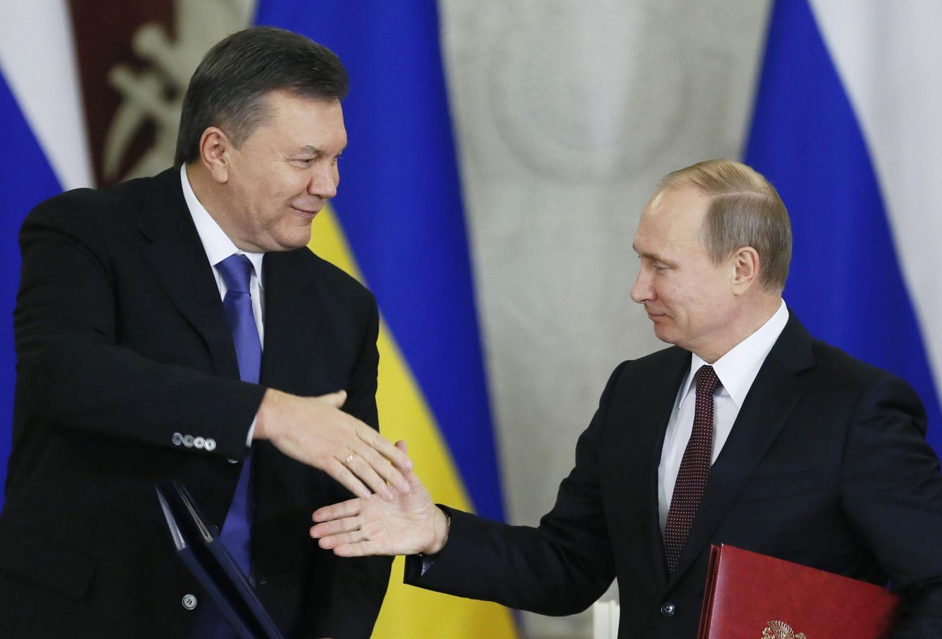 Víktor Yanukóvich y Vladimir Putin en una imagen de archivo de 2013. (EFE)