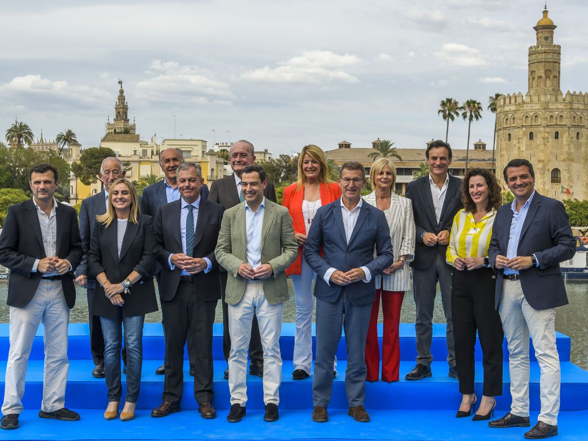Foto: Los dirigentes y barones del Partido Popular en Sevilla. (EFE)