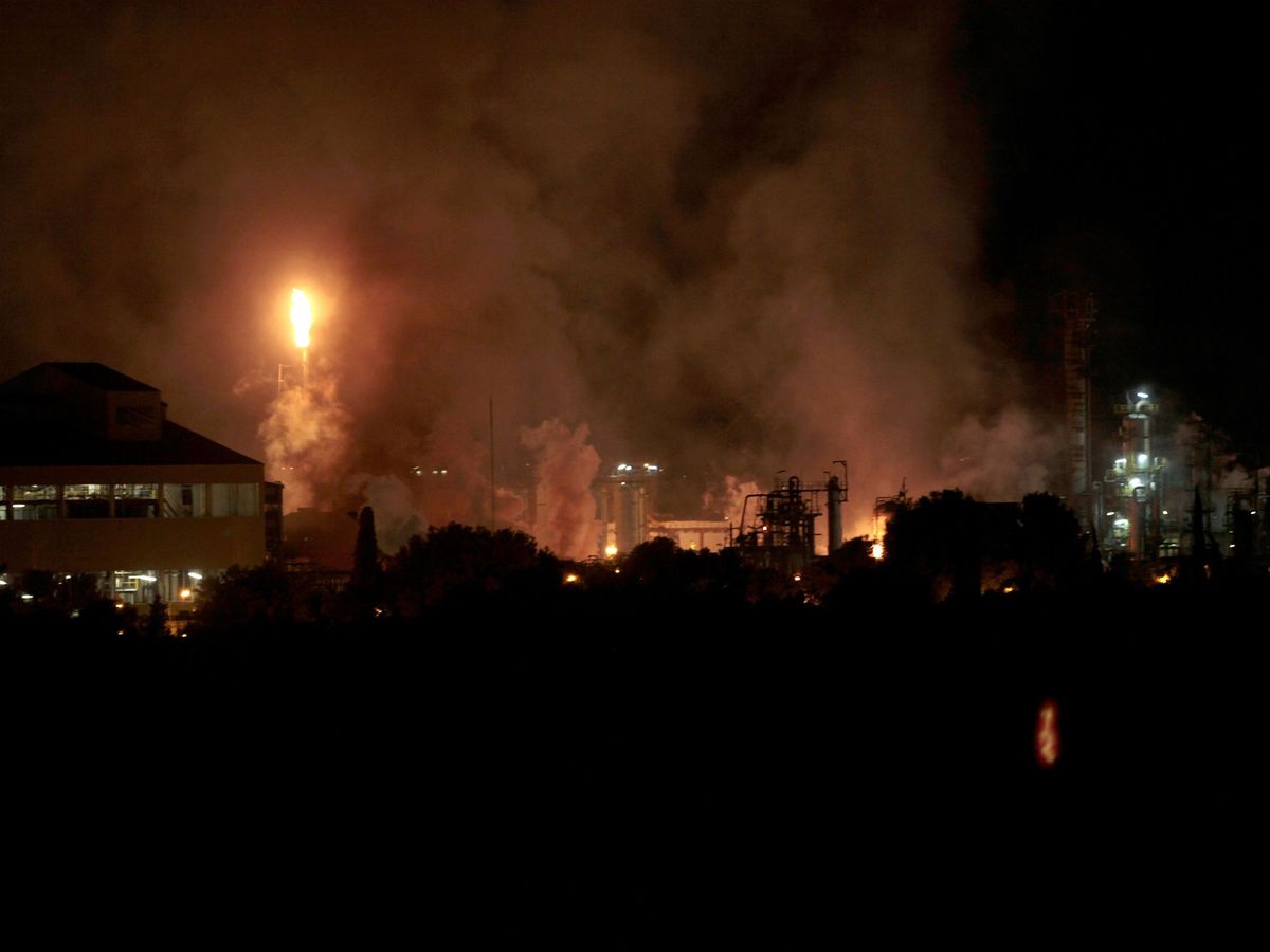 Foto: Explosión en una industria del polígono sur de Tarragona. (EFE)