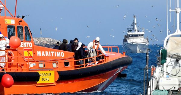 Foto: Ascienden a tres los inmigrantes fallecidos que fueron rescatados por Salvamento Marítimo el miércoles en el mar de Alborán (Efe)