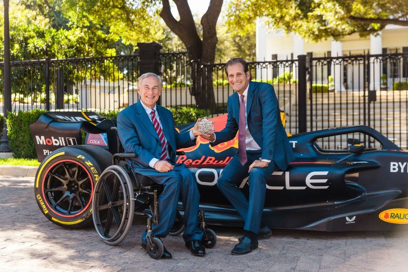 El gobernador del estado de Texas Greg Abbott, junto a Bobby Epstein, propietario del circuito de Austin ayer en la presentación del Gran Premio (Gov. texas)