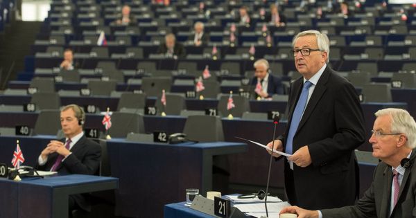 Foto: Juncker (2d), ofrece un discurso junto al negociador jefe para el Brexit, Michel Barnier. (EFE)