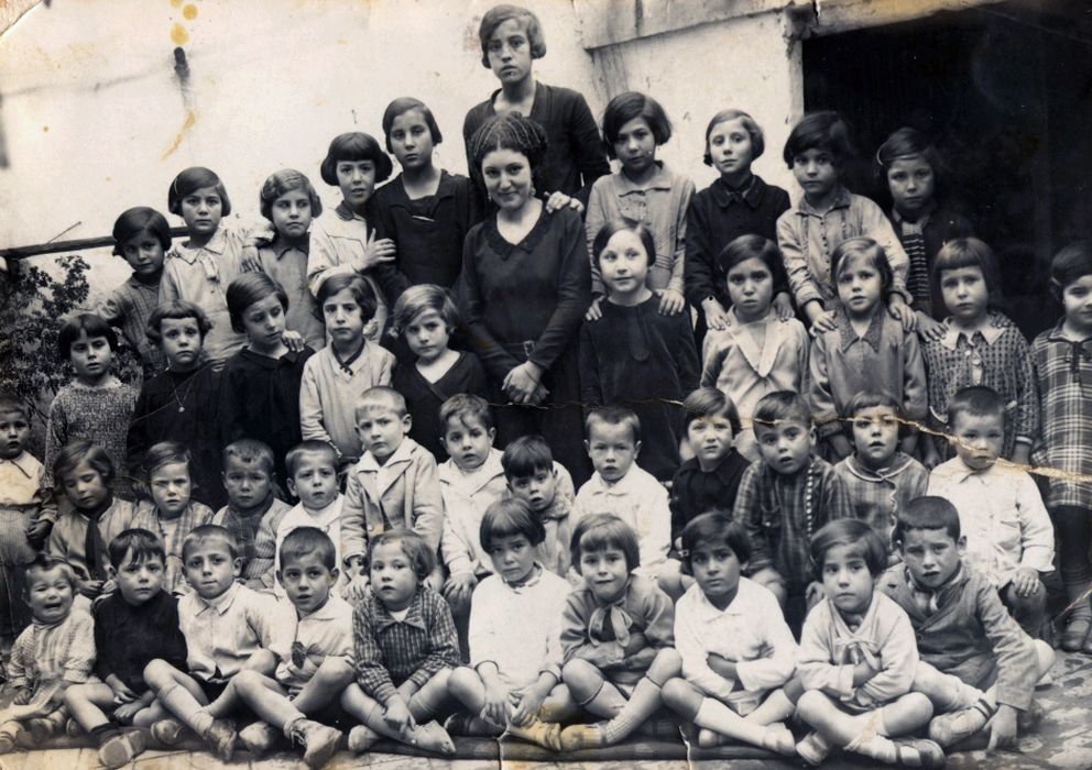 Foto: Maestra con sus alumnos durante la república