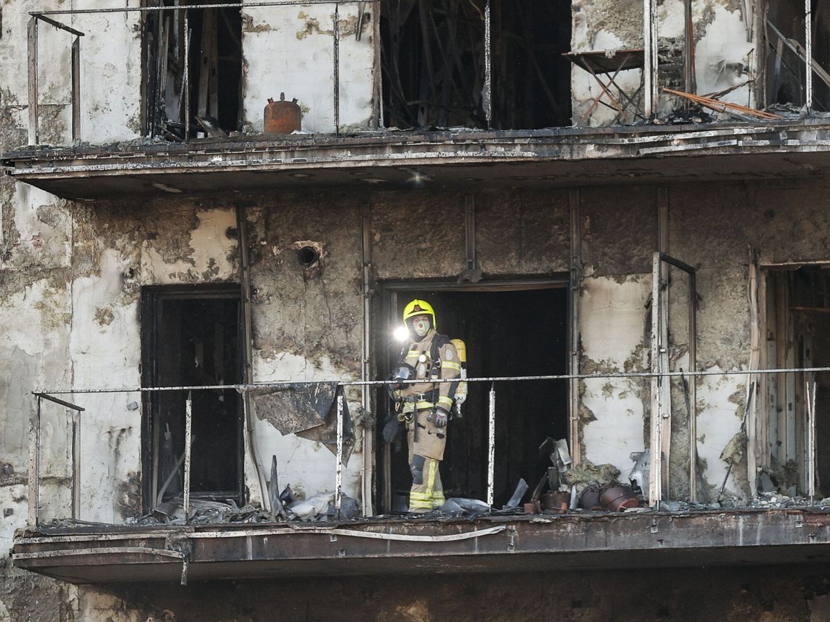 Foto: Un bombero trabaja en el edificio incendiado en Valencia. (EFE/Manuel Bruque)