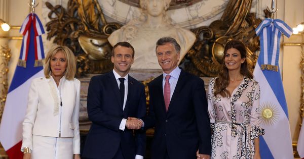 Foto: Los Macron posan junto a los Macri a su llegada a Buenos Aires. (Reuters)