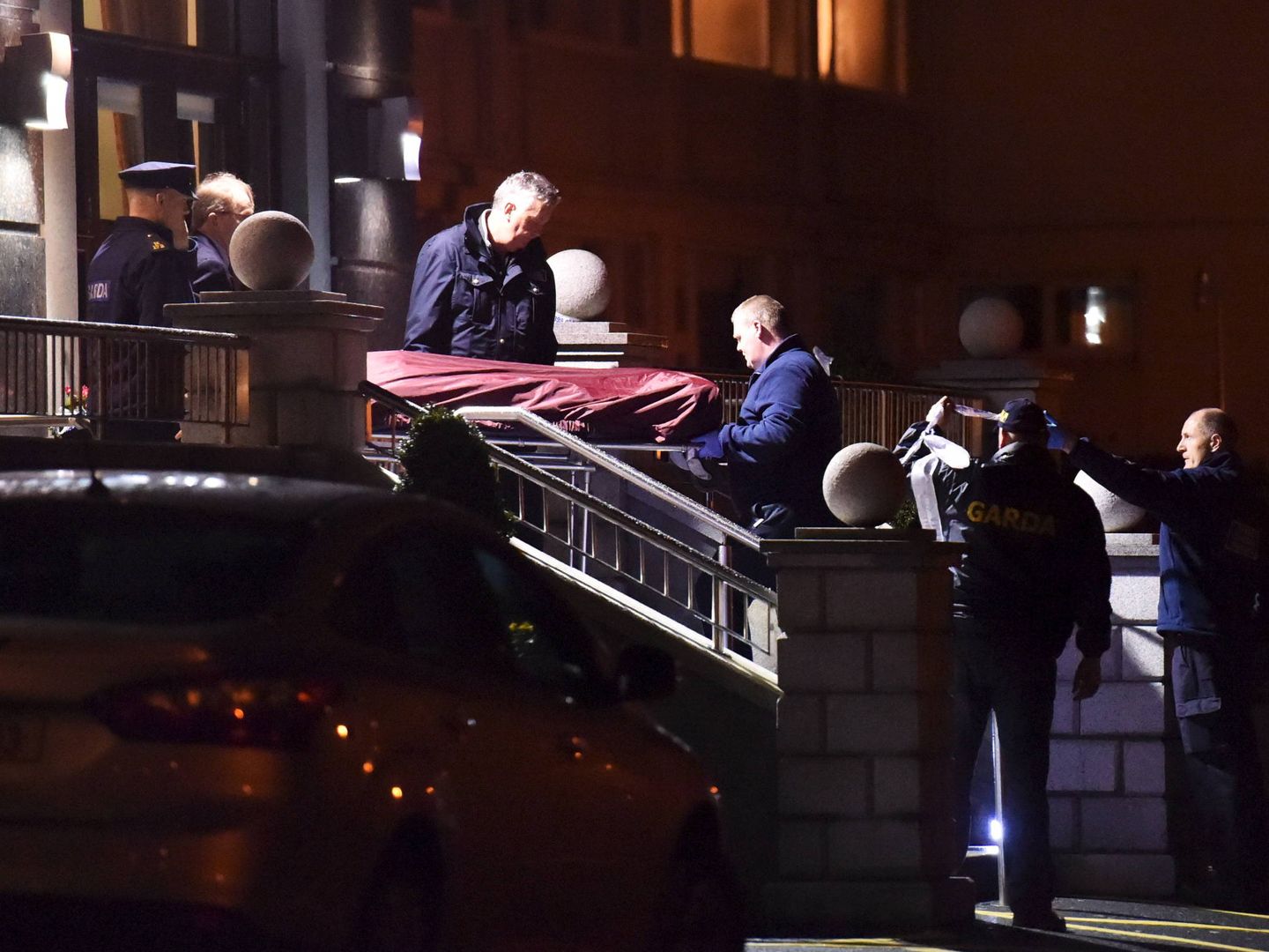 Agentes de policía retiran un cadáver tras un tiroteo en el hotel Regency, en Dublín. (Reuters)