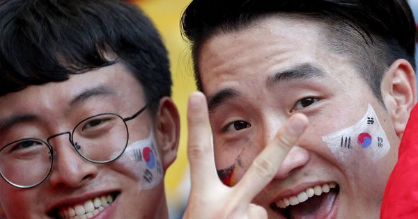 Foto: Dos surcoreanos en Rusia celebrando la victoria ante Alemania. (Reuters)