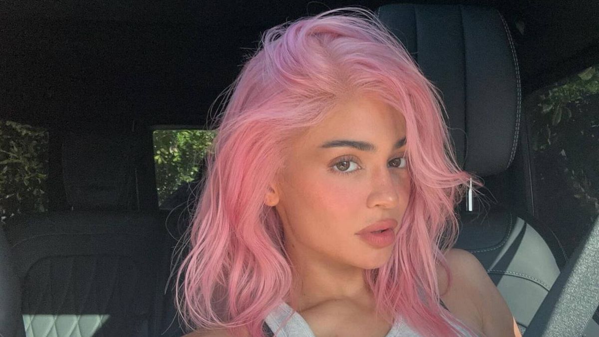 El pelo rosa de Kylie Jenner o el flequillo de Georgina, ¿peluca o peluquería?