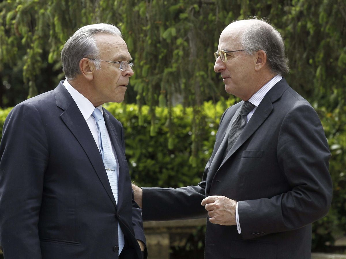 Foto: El presidente de Repsol, Antonio Brufau (d), conversa con el expresidente de CaixaBank Isidre Fainé (i), en una imagen de archivo de 2014. (EFE)