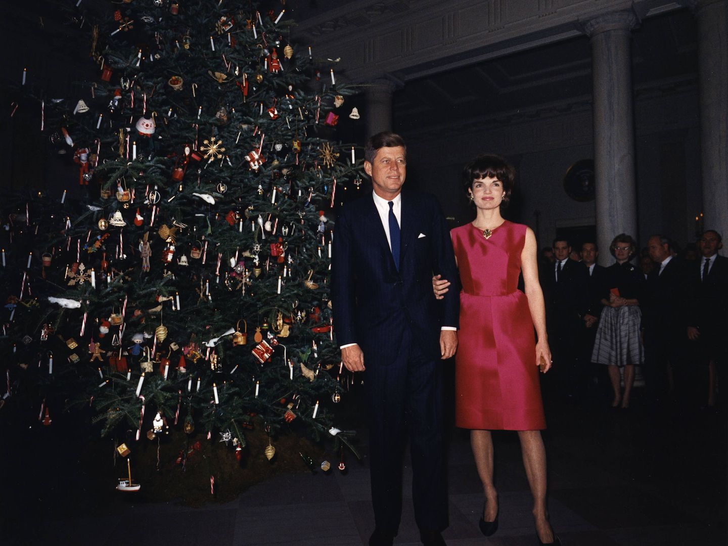 Jackie y John Fitzgerald Kennedy con su árbol de Navidad en 1962. (Getty)