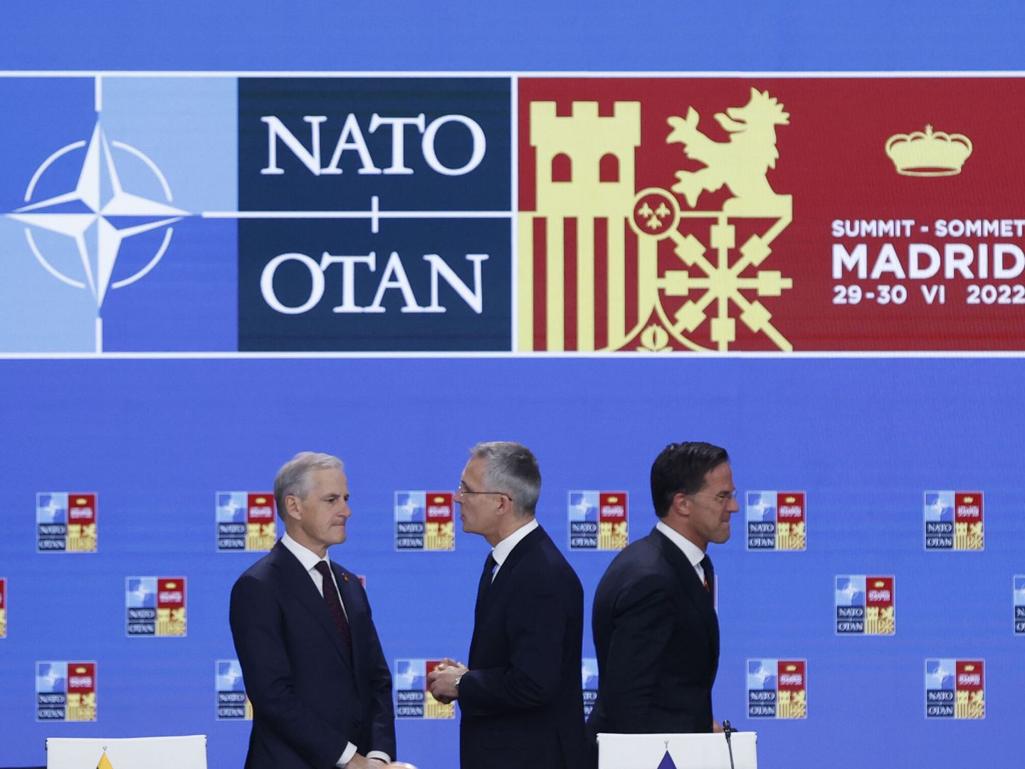 El secretario general de la OTAN, Jens Stoltenberg junto con el primer ministro holandés, Mark Rutte, en la cumbre de la OTAN en el recinto de Ifema, en Madrid. (EFE/Brais Lorenzo)