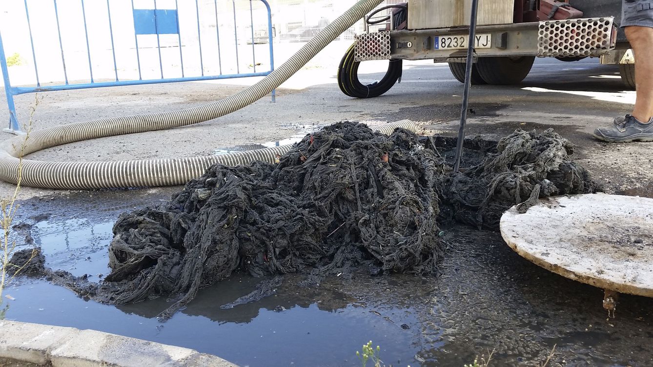 Foto: Un 'monstruo de toallitas' de 350 kilos en San Javier, Murcia. (EFE)