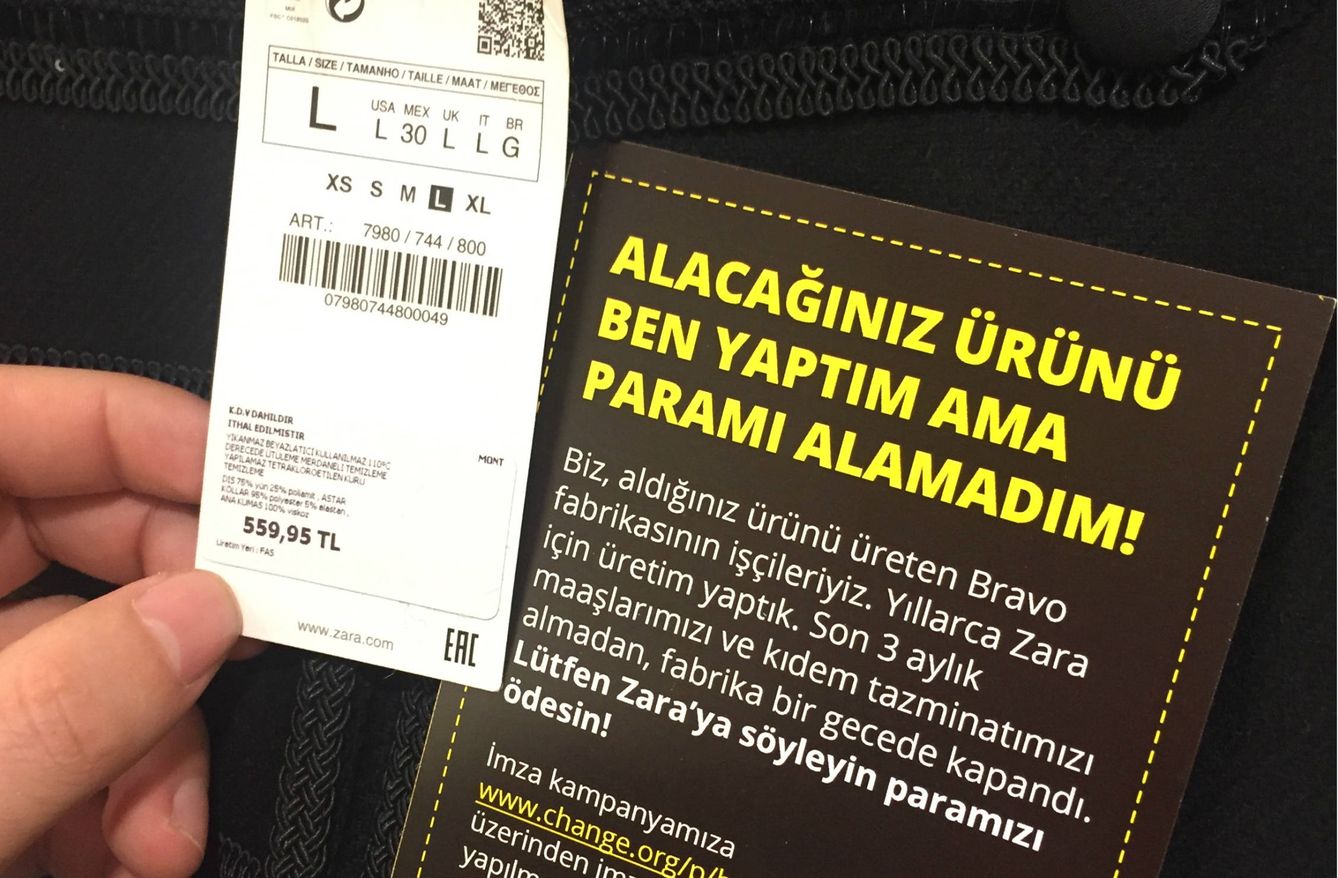Una de las etiquetas adheridas a la ropa de Zara en Turquía