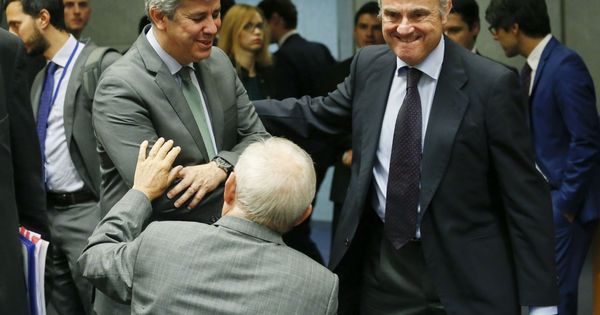 Foto: l ministro español de Economía, Luis de Guindos (d), saluda al ministro luso de Finanzas, Mário Centeno (i), y al responsable alemán de Finanzas, Wolfgang Schäuble. (EFE)