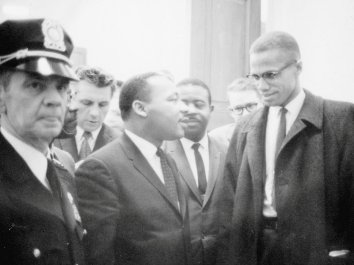 Foto:  Martin Luther King Jr. y Malcolm X esperan a que comience una conferencia de prensa, 26 de marzo de 1964. (Reuters)
