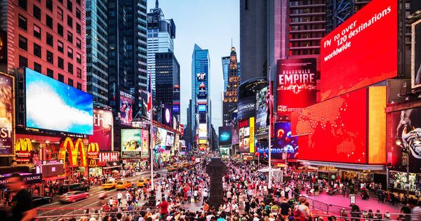 Foto: Miles de personas abarrotan Times Square. (iStock)
