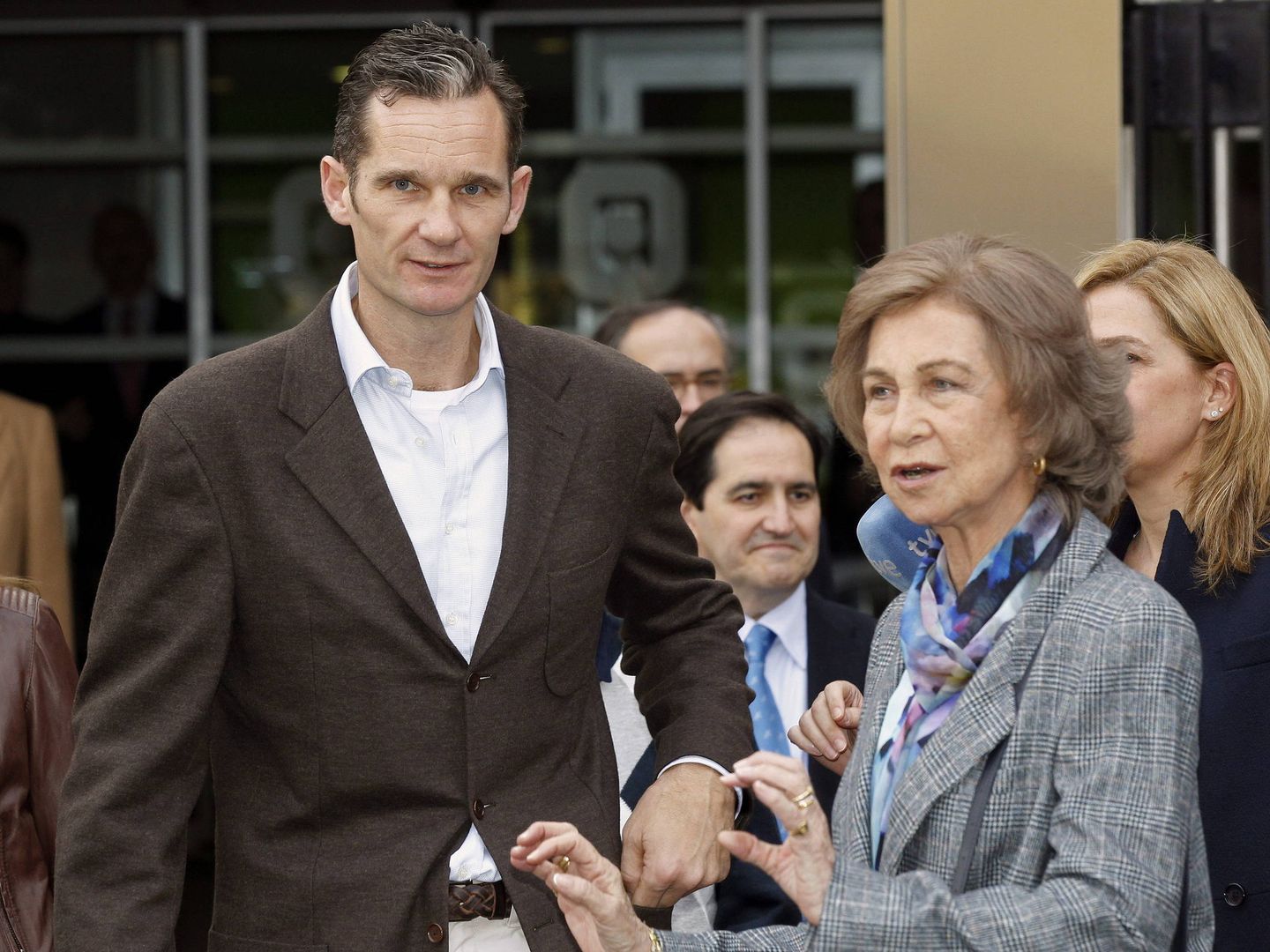 La reina Sofía, la infanta Cristina e Iñaki Urdangarin, tras visitar a don Juan Carlos.  (EFE) 