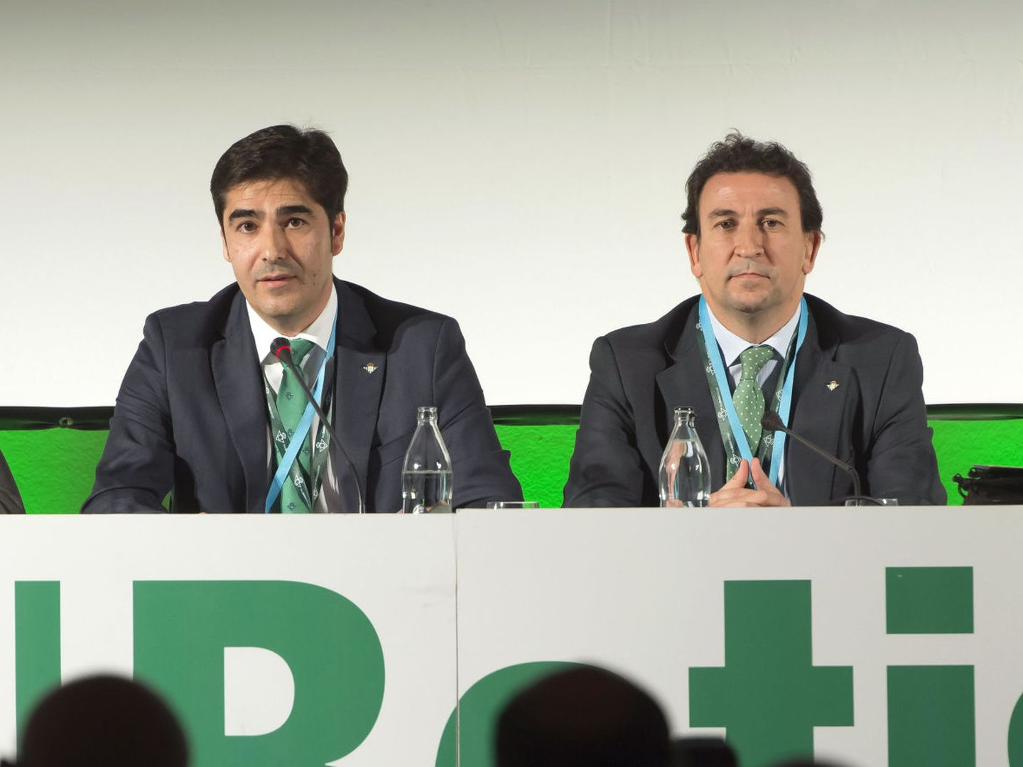 El presidente del Betis, Ángel Haro (i), y el vicepresidente, José Miguel López Catalán. (EFE)