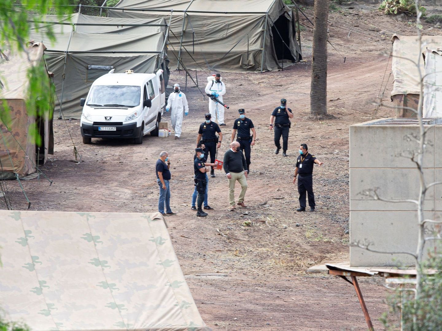 El Ejército de Tierra monta en el antiguo polvorín de Barranco Seco un campamento diseñado para vaciar las instalaciones de primera acogida de inmigrantes de Arguineguin. (EFE)