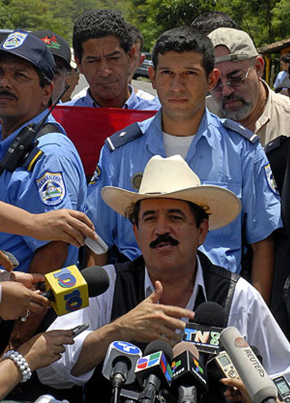 Foto: Zelaya insiste y busca rutas para regresar a Honduras