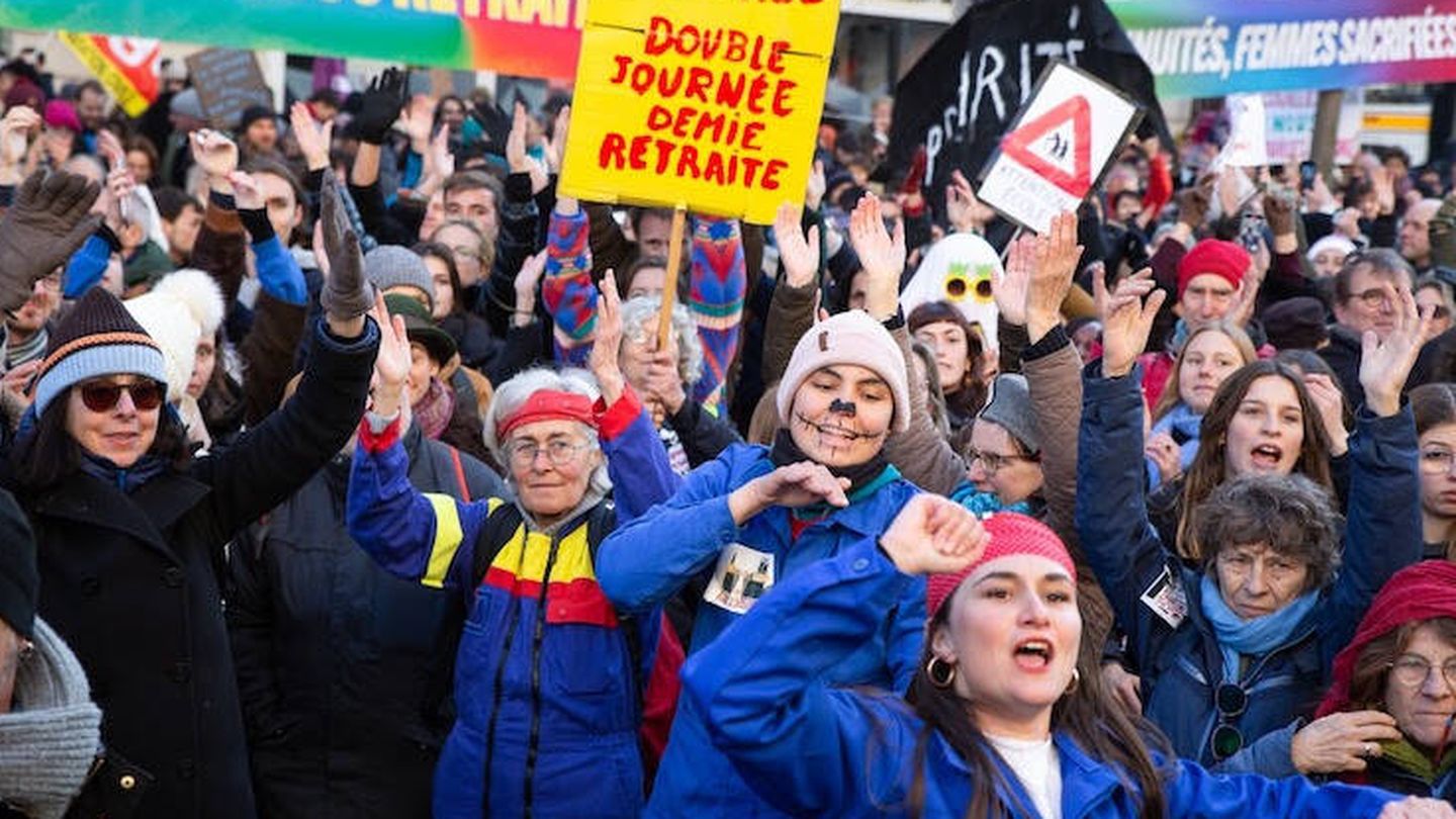 París, 7 de febrero de 2023. En una manifestación contra el aumento de la edad de jubilación, un colectivo feminista se viste de Rosie la Remachadora, para poner de relieve la precariedad de las mujeres frente a esta reforma. En la pancarta amarilla se