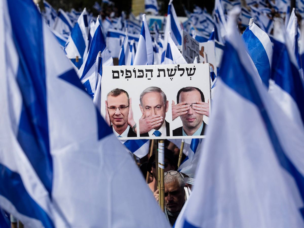 Foto: Una pancarta, con Netanyahu en el centro, durante una protesta contra la reforma judicial del Gobierno, en Jerusalén. (Getty/Amir Levy)
