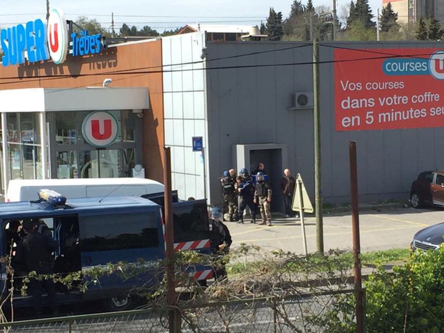 Policías junto al supermercado donde un asaltante ha tomado varios rehenes, en Trèbes, sureste de Francia. (Reuters)
