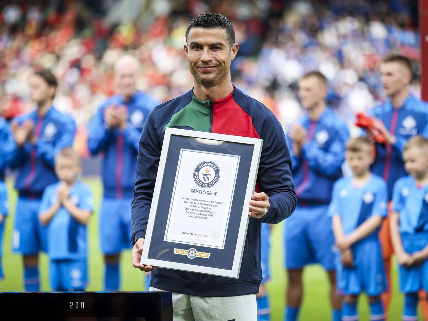 Cristiano Ronaldo con el récord Guinness por los 200 partidos con Portugal. (EFE/Jose Sena Goulao)