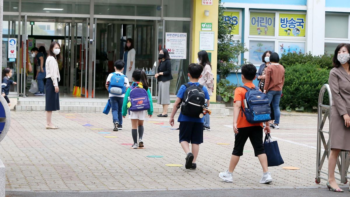 Corea del Sur registra su primer caso de varios contagios de covid-19 en un colegio
