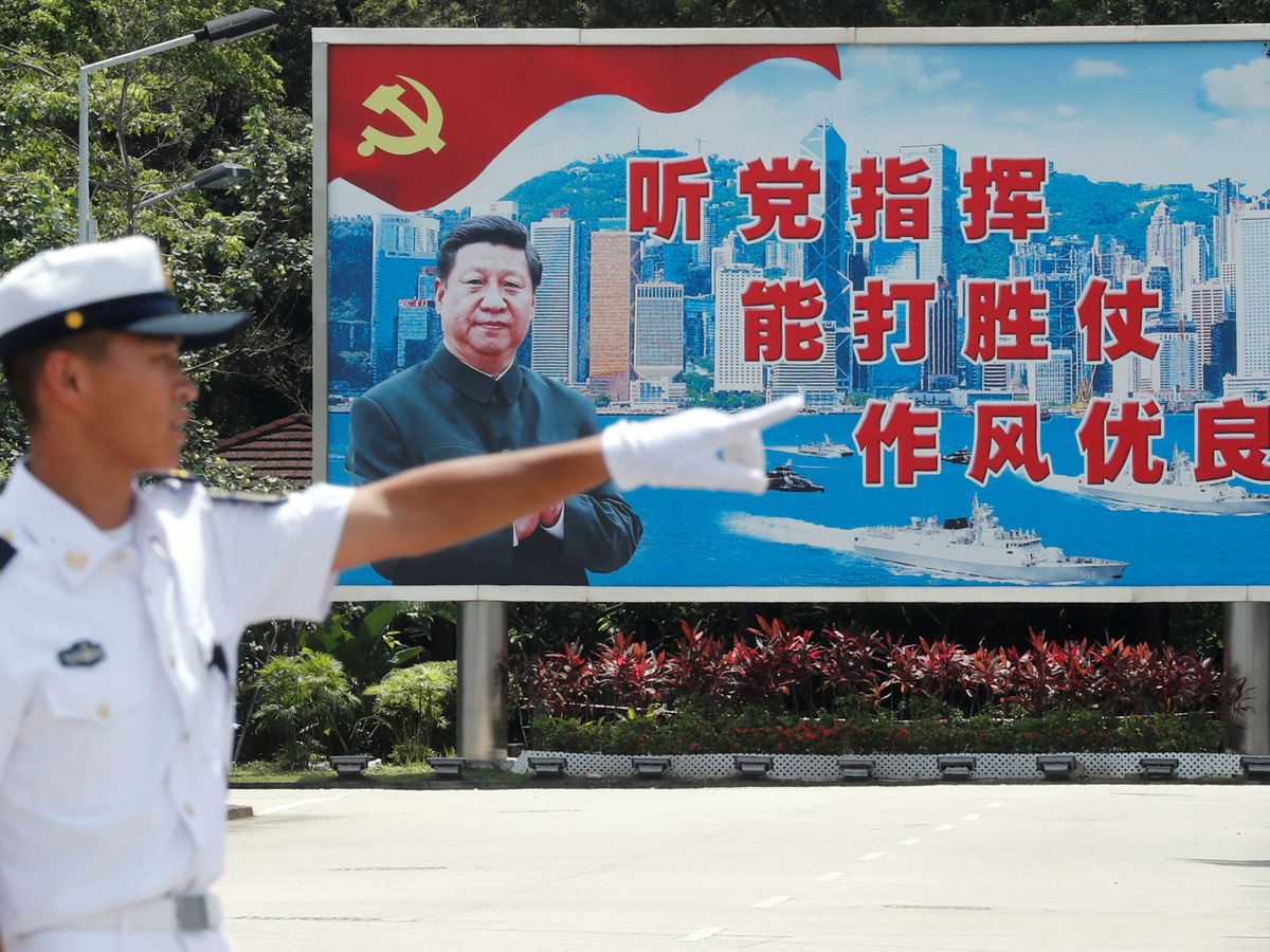 Foto: Un marine chino, delante de un cartel de Xi Jinping. (Reuters)