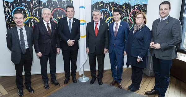 Foto: Pere Miró, a la izquierda de la imagen, con Bach y los cinco representantes catalanes. (Foto: COI)