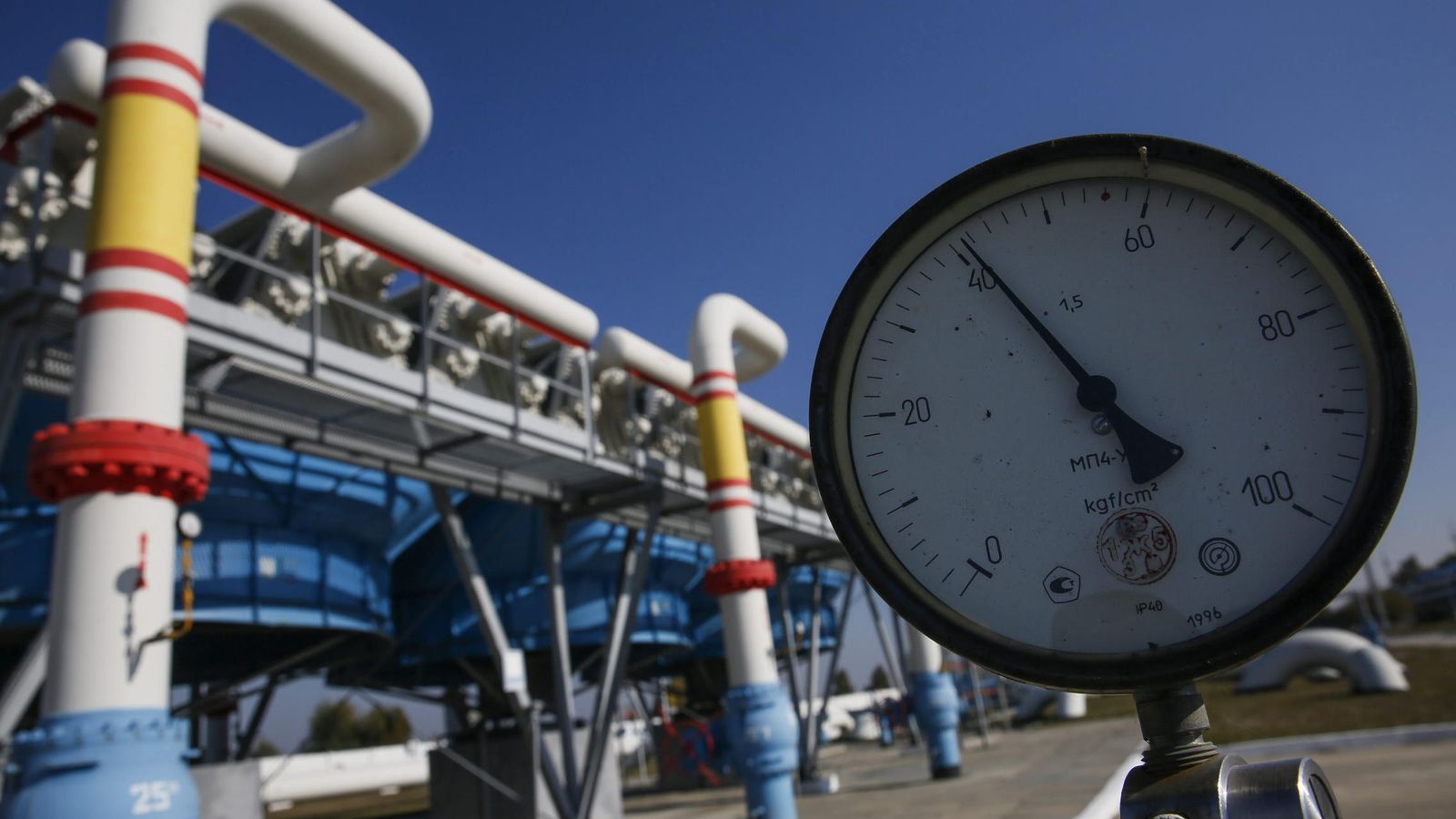 Foto: ista de un medidor de presión en el amacenamiento de gas en Mryn, a 130 kilómetros de Kiev, Ucrania (EFE)