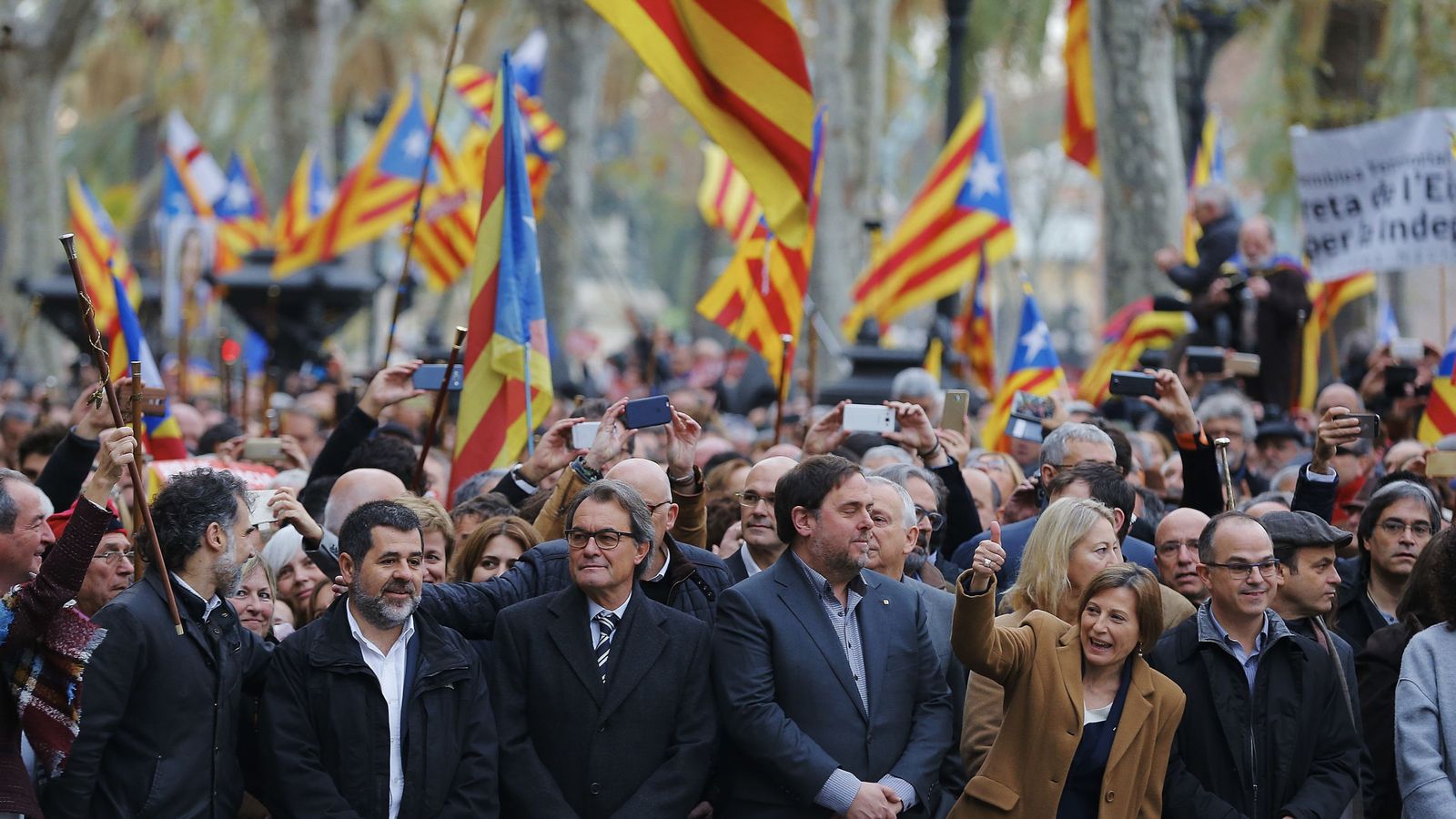 Foto: El Govern catalán acompaña a Forcadell a declarar al TSJC. (EFE)