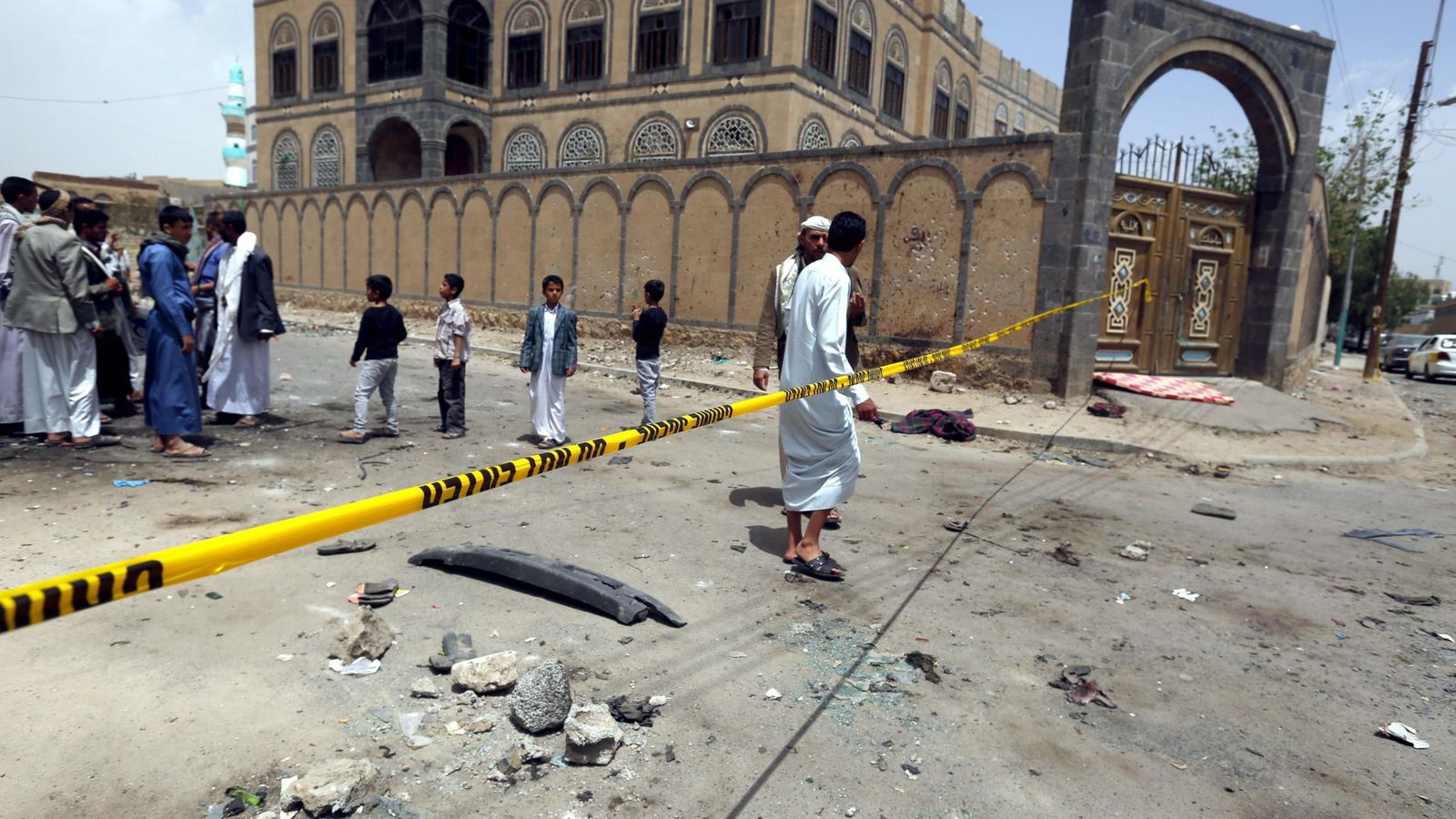 Foto: Una de las mezquitas atacadas ayer sábado en Yemen, donde murieron más de 150 personas. (Reuters)