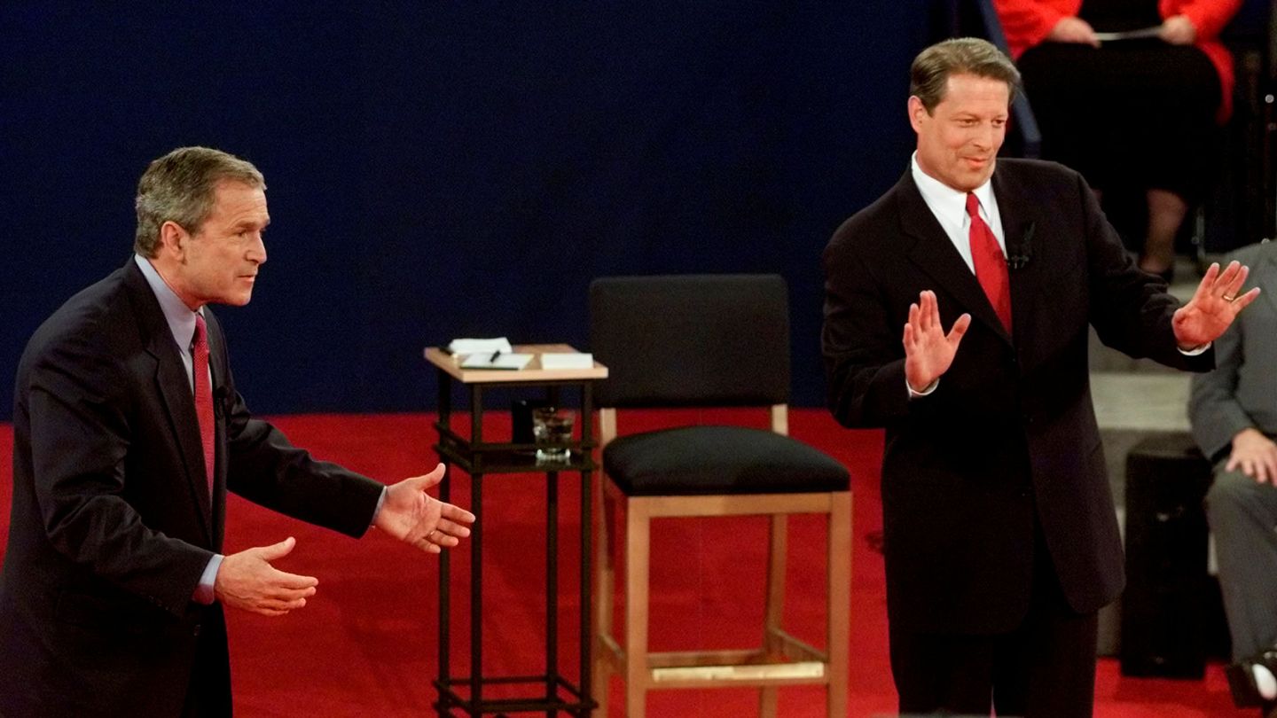 Los candidatos presidenciales George W. Bush y Al Gore durante un debate universitario en Washington, en octubre de 2000 (Reuters)
