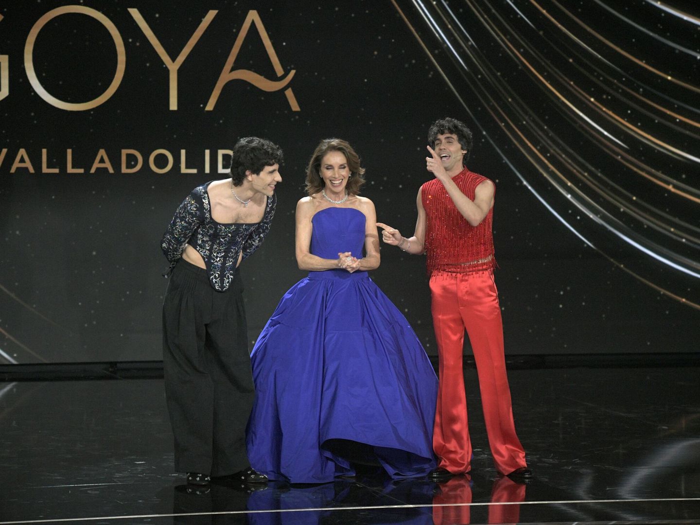 Ana Belén y los Javis durante la entrega de los premios Goya. (EFE)