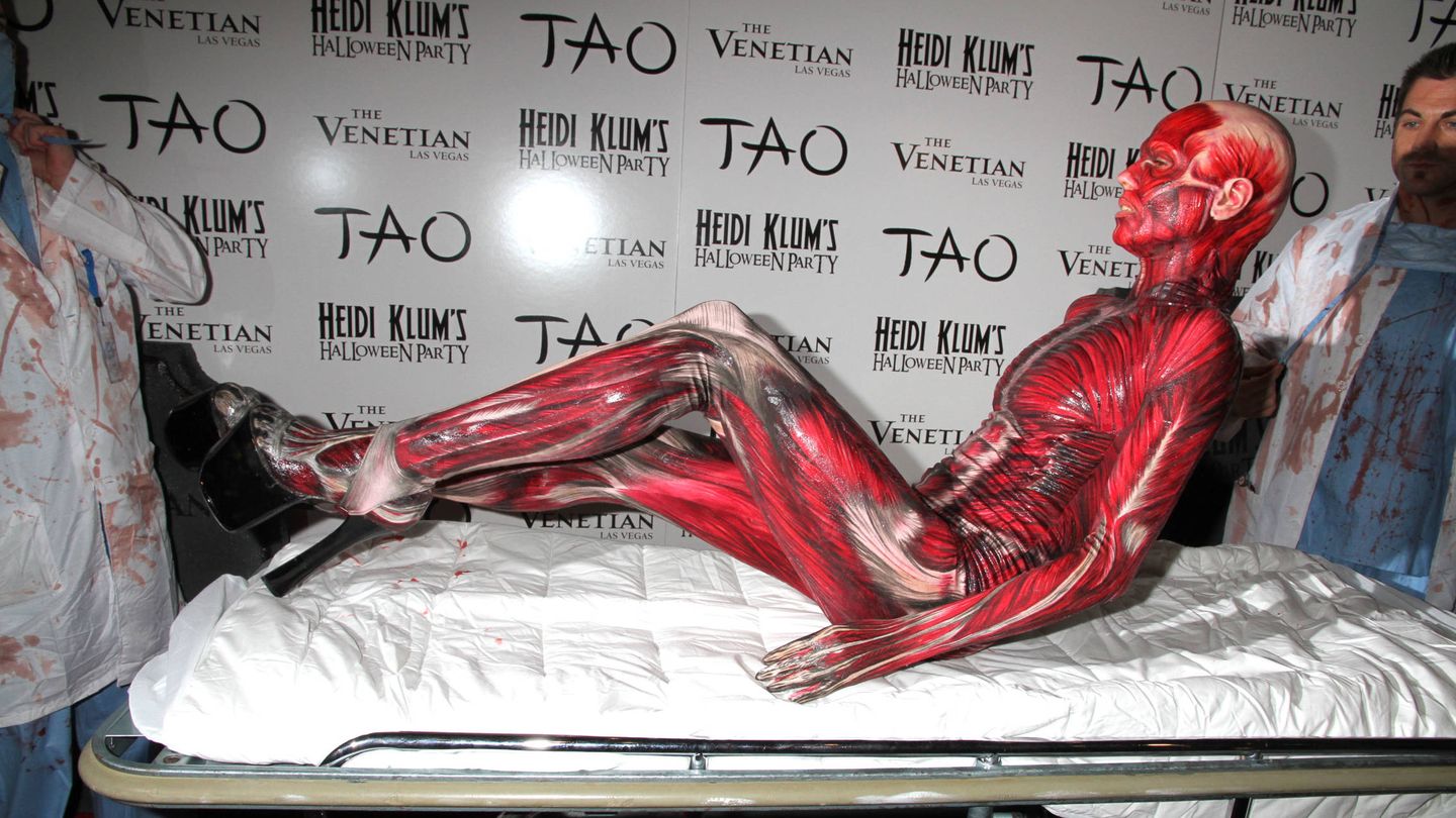 Heidi Klum, disfrazada en Halloween de persona descarnada en 2011 (Getty)