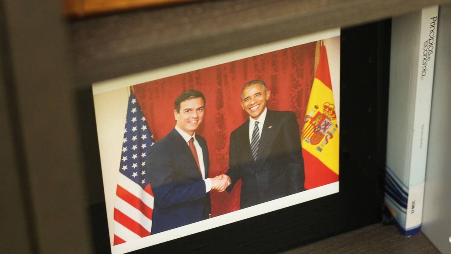 Una foto de Pedro Sánchez con el expresidente americano Barack Obama decora el despacho del líder del PSOE. (Enrique Villarino)