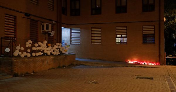 Foto: Altar eh homenaje al vecino asesinado en su domicilio en Vallecas (Efe)
