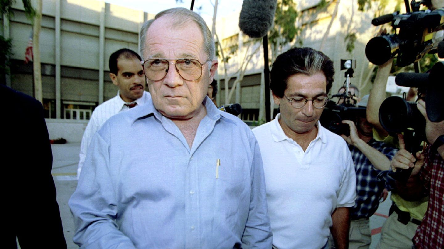 FILE PHOTO: Defense attorneys F. Lee Bailey (l) and Robert Kardashian leave the Los Angeles Mens Central Jail after visiting their client, double murder defendant OJ Simpson, October 2, 1995. REUTERS Jeff Vinnick File Photo