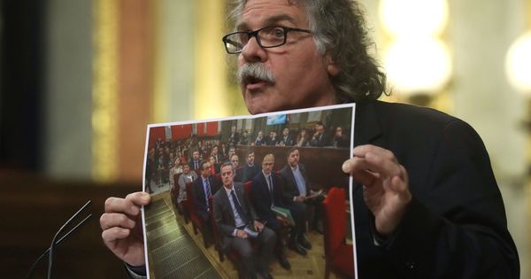 Foto: Joan Tardà con la foto del juicio del procés en la tribuna del Congreso. EFE