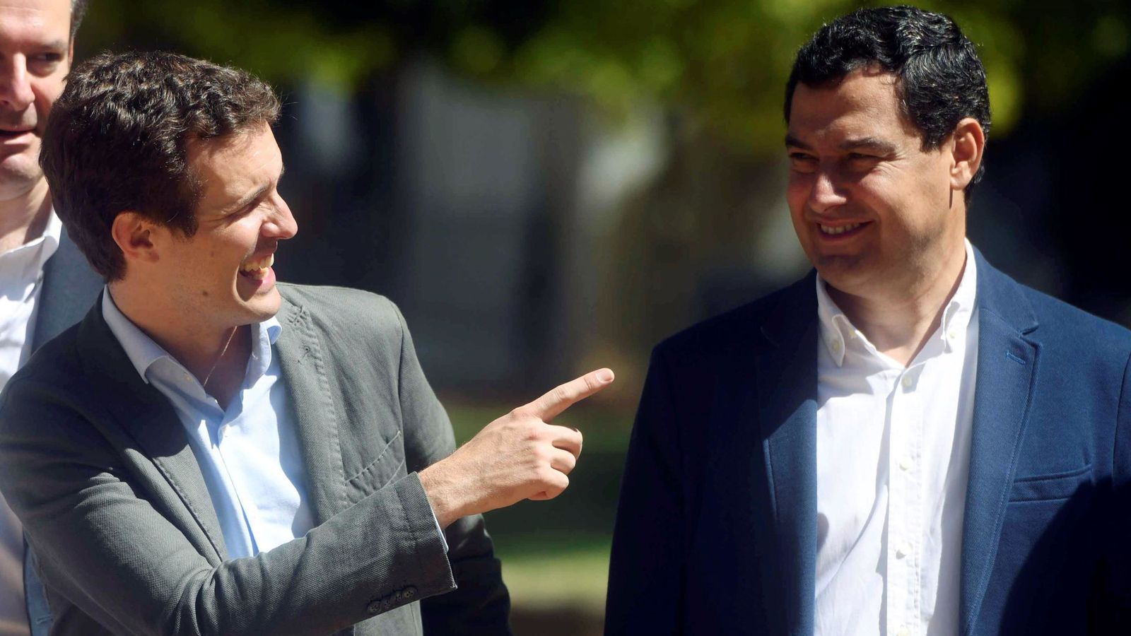 Foto: El presidente del Partido Popular, Pablo Casado, visita Córdoba donde se ha reunido con la junta regional, acompañado del presidente del Partido Popular en Andalucía, Juanma Moreno. (EFE)