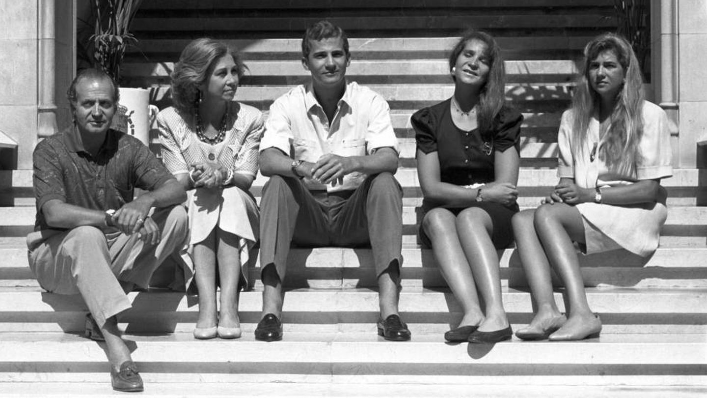 Los Reyes eméritos, con sus hijos en Mallorca en 1990. (Efe)