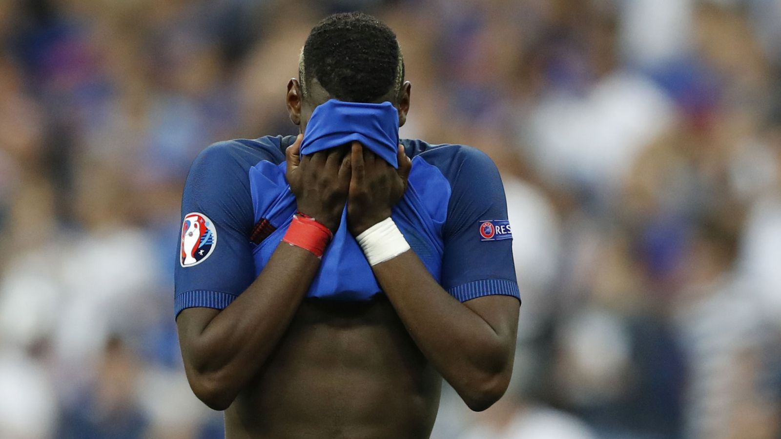Foto: Paul Pogba, hundido tras la derrota de Francia en la final de la Eurocopa. (Reuters)