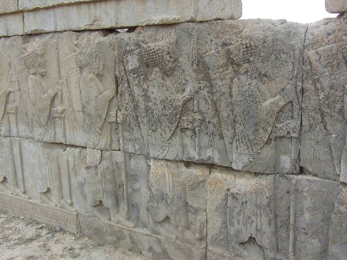 Foto: Bajorrelieve que muestra varios guerreros en el palacio de Apadana, en Persépolis. (Sergio Pérez Ortega)